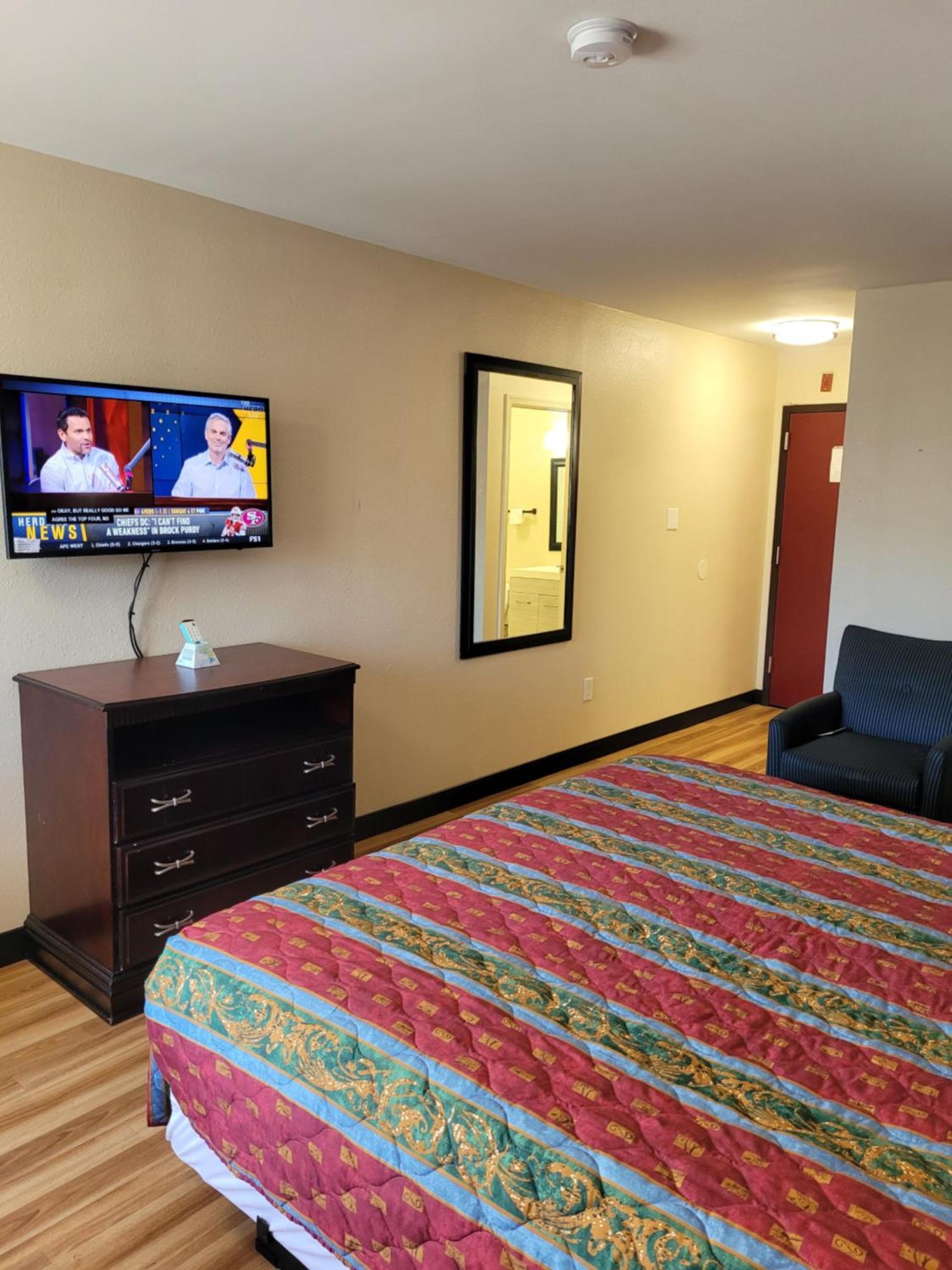 Red Crown Inn Laurel Bagian luar foto